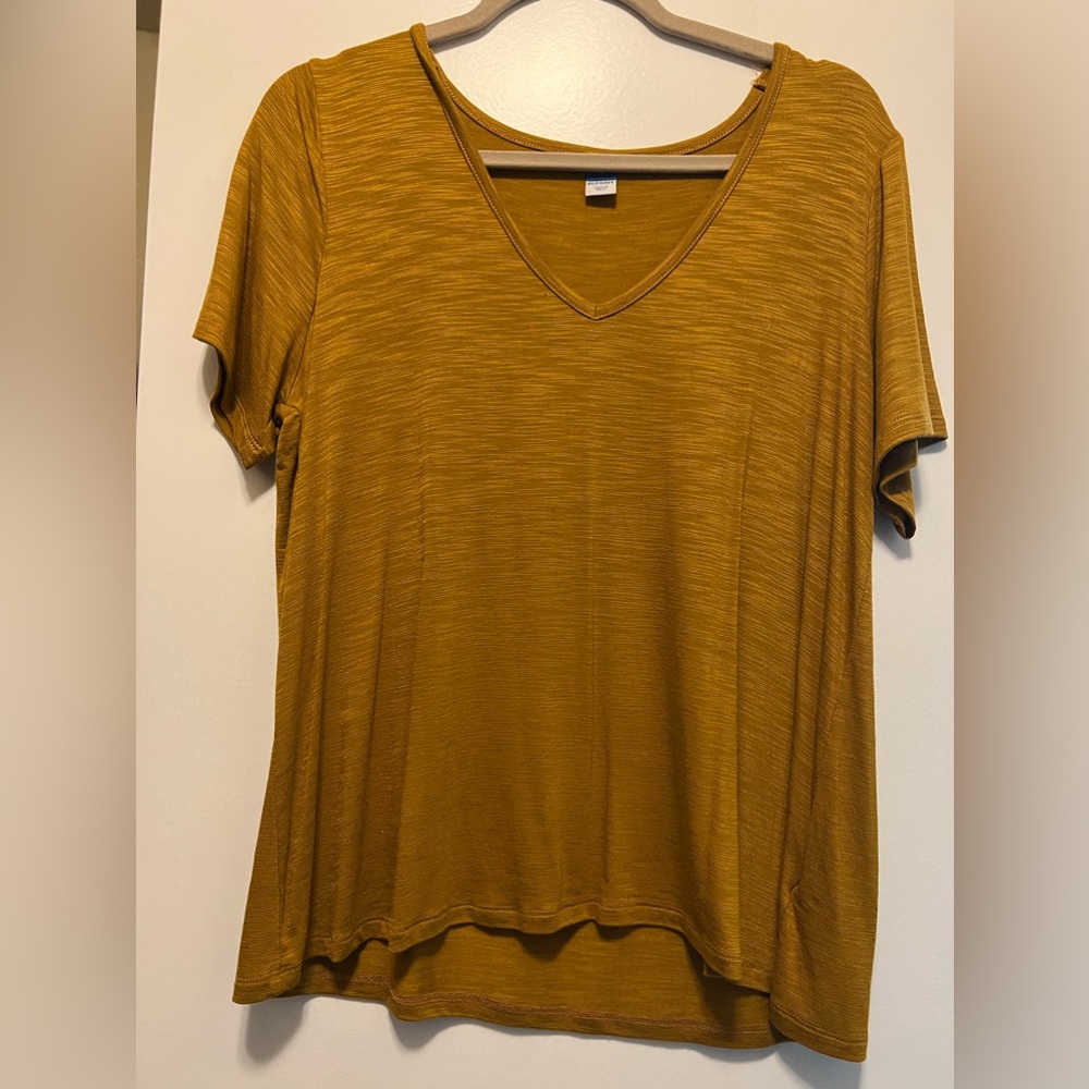 Old Navy Casual Solid Color  V Neck Short Sleeve T-Shirt.